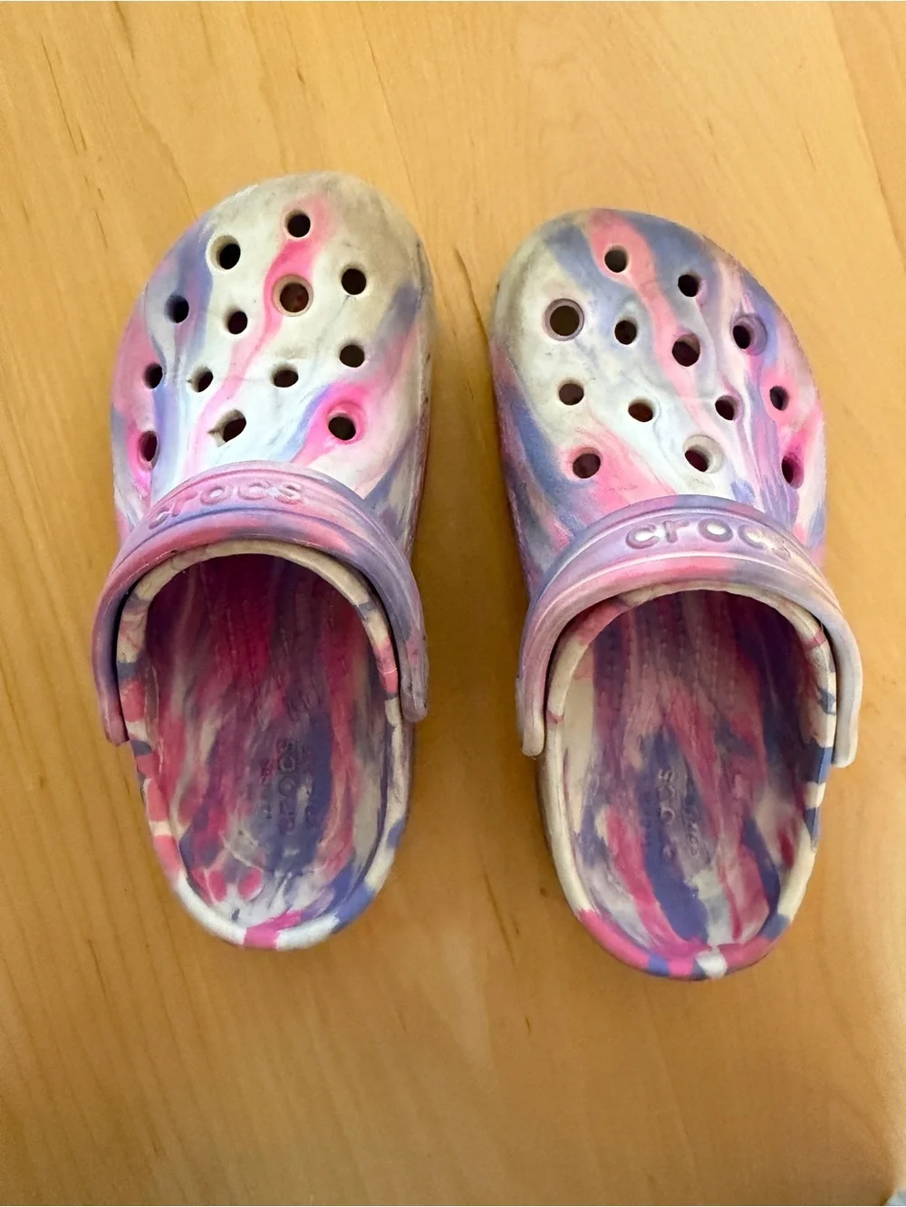 CROCS Kids Classic Glow in the Dark Marble Tie-Dye in Pink, Purple & White